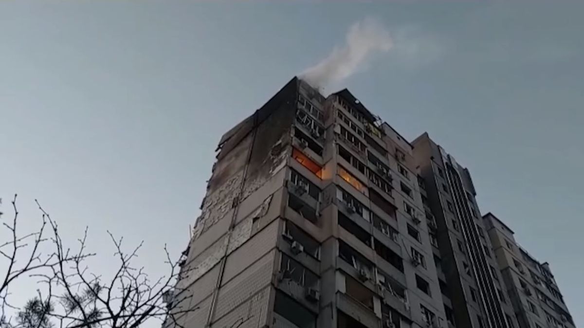 Sestřelená ruská raketa trefila v Kyjevě výškovou budovu